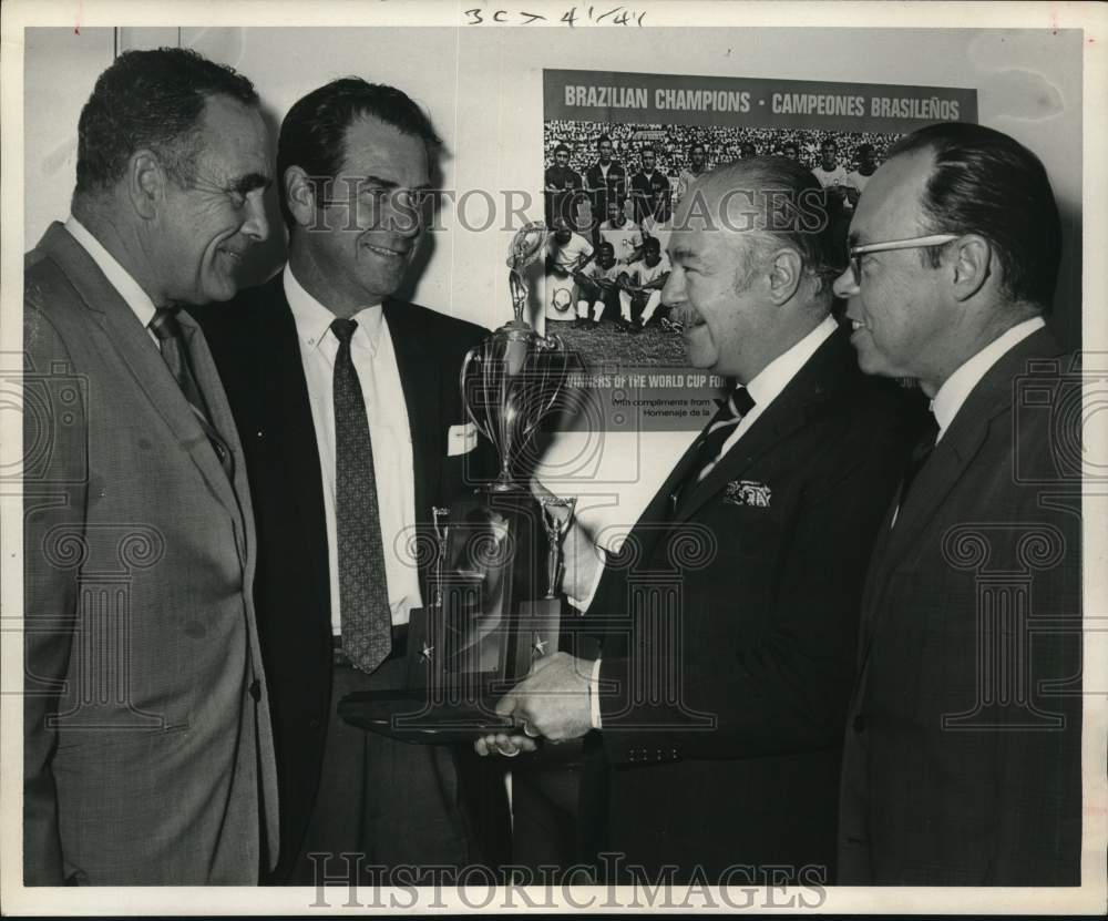 1970 Press Photo Houston Junior Soccer Commission gets trophy from Brazil Consul- Historic Images