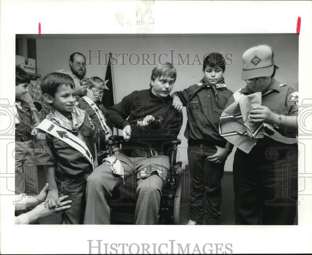 1991 Press Photo Lex Frieden in wheelchair with disabled boy scouts in Houston.