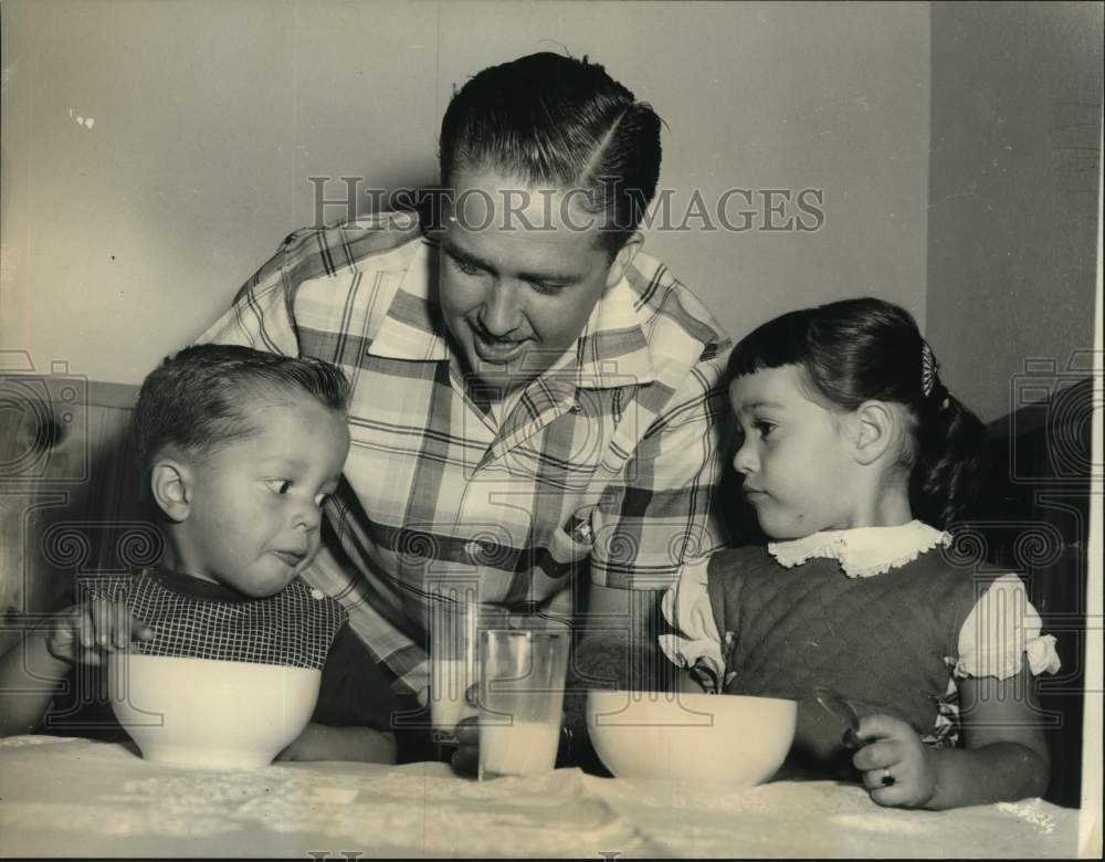 1956 Press Photo Lt. Norman Donahoe feeds children breakfast - hca97126