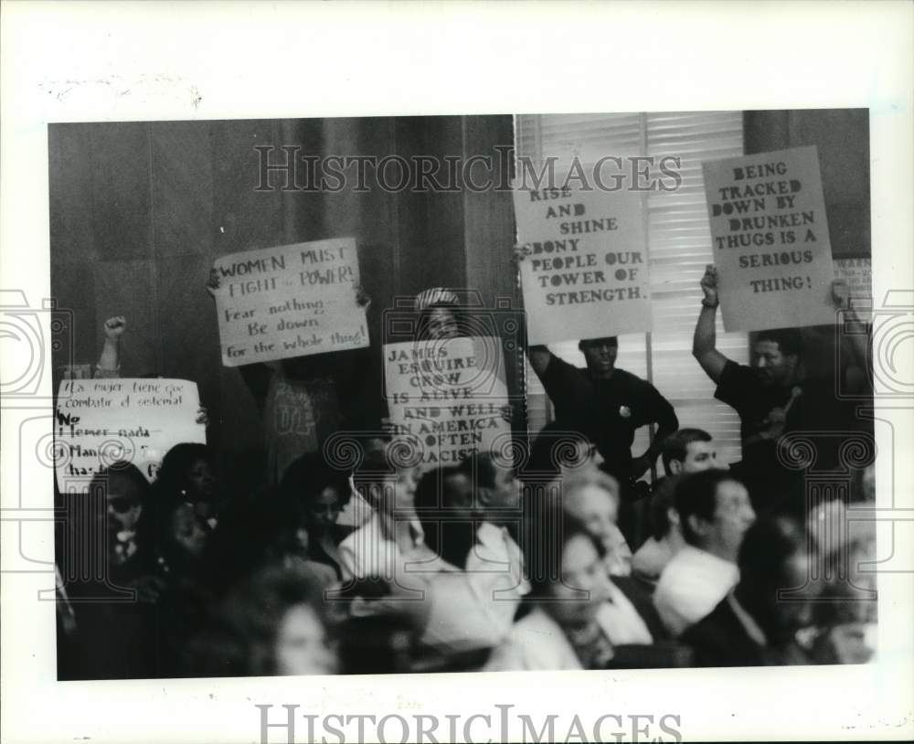 1989 Press Photo Demonstrators hold signs - Ida DeLaney shooting - hca97171