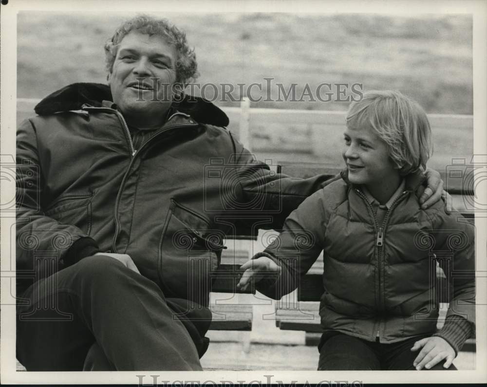1980 Press Photo Actor Brian Dennehy with Boy - hca97187