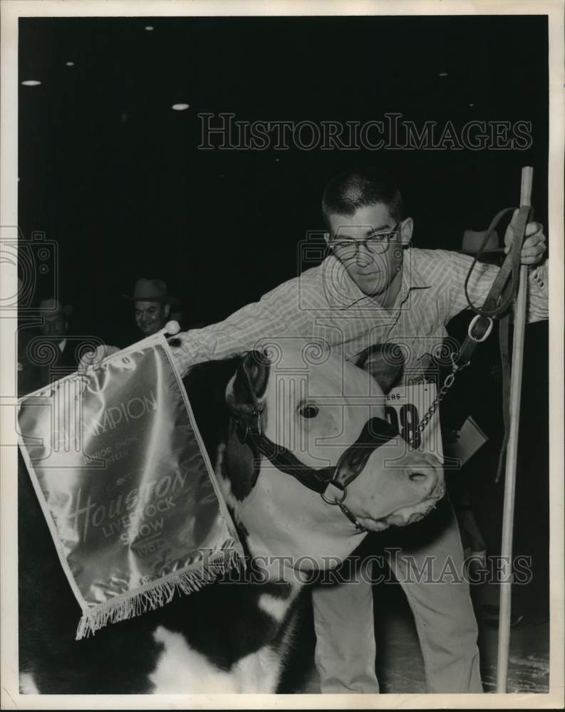 1962 Press Photo Jerry Duren with champion Hereford - Houston Livestock Show