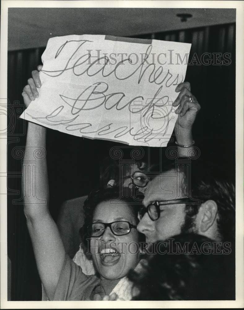 1971 Press Photo Houston teacher showing support of George Gaver - hca98530