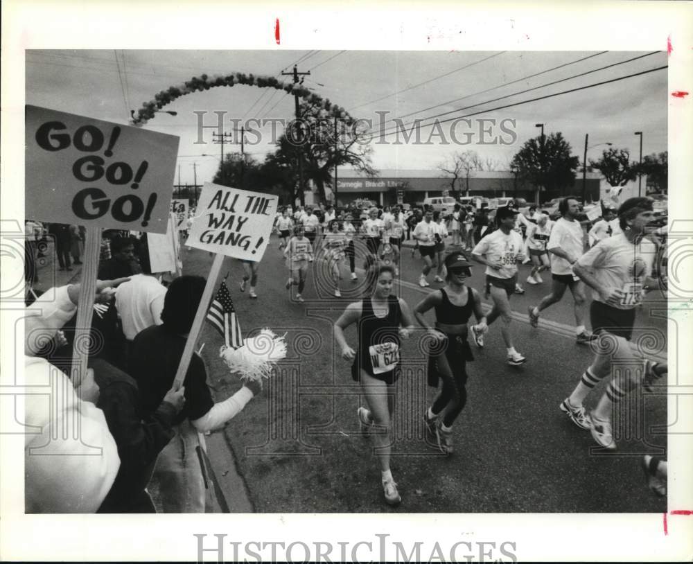 1990 Press Photo Fans cheer on runners in Houston-Tenneco Marathon - hcb00225- Historic Images