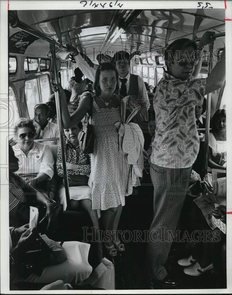1977 Press Photo Passengers standing on a crowded bus in Houston. - hcb00327