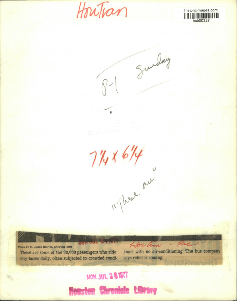 1977 Press Photo Passengers standing on a crowded bus in Houston. - hcb00327