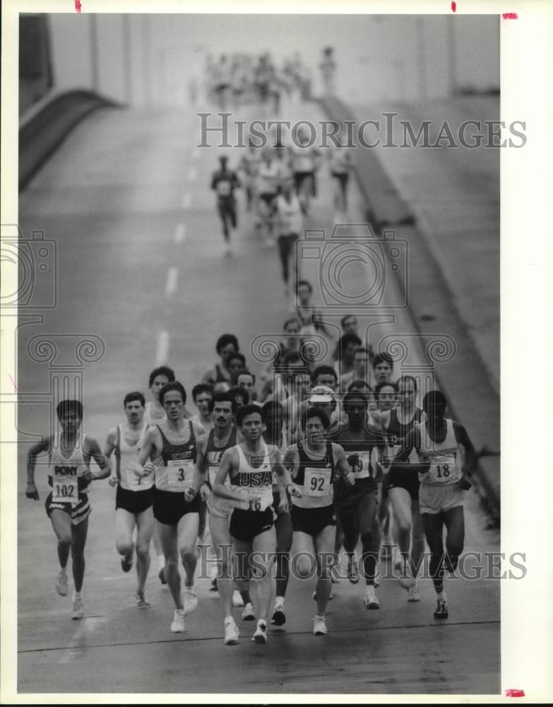 1988 Press Photo A group of runners cross over a bridge in the Houston Marathon.- Historic Images