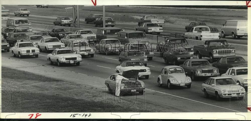 1981 Press Photo A Houston driver stops on SW freeway shoulder to check his car.- Historic Images