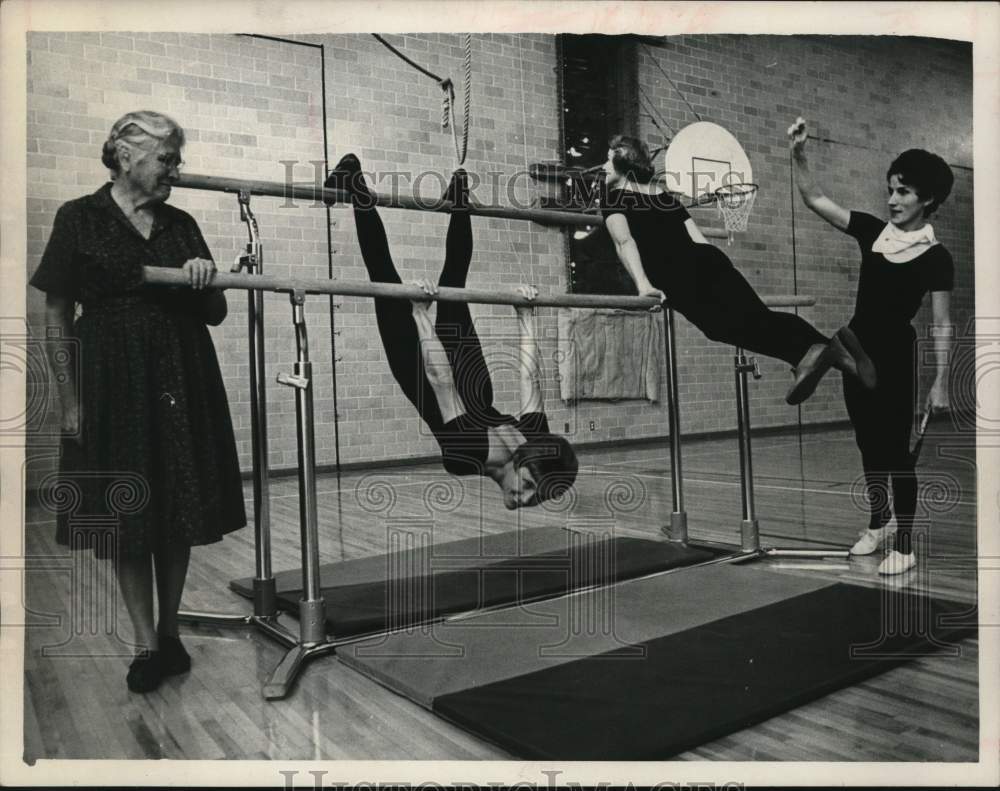 1966 Press Photo Women train for 26-mile marathon, Northwest YMCA, Texas- Historic Images