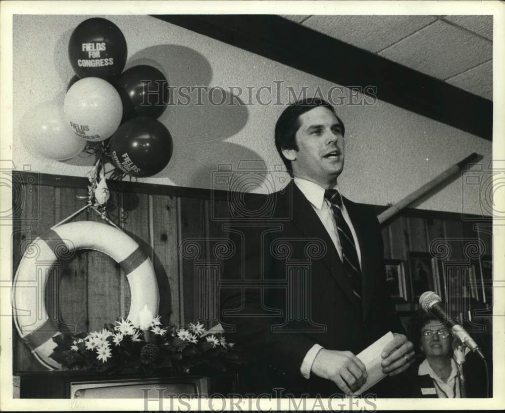 1984 Press Photo Jack Fields, U.S. Congressman from Houston gives victory speech