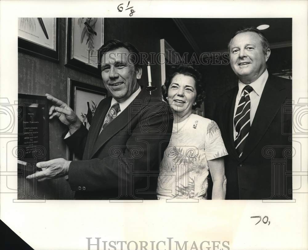 1974 Press Photo Steve Romanowsky, Liz Croswell & Saunders Gregg with AMC.