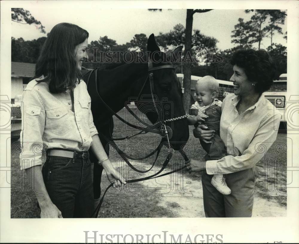 1980 Press Photo Stephen Gose visits pony with mother Monica, Aunt Martha - TX- Historic Images