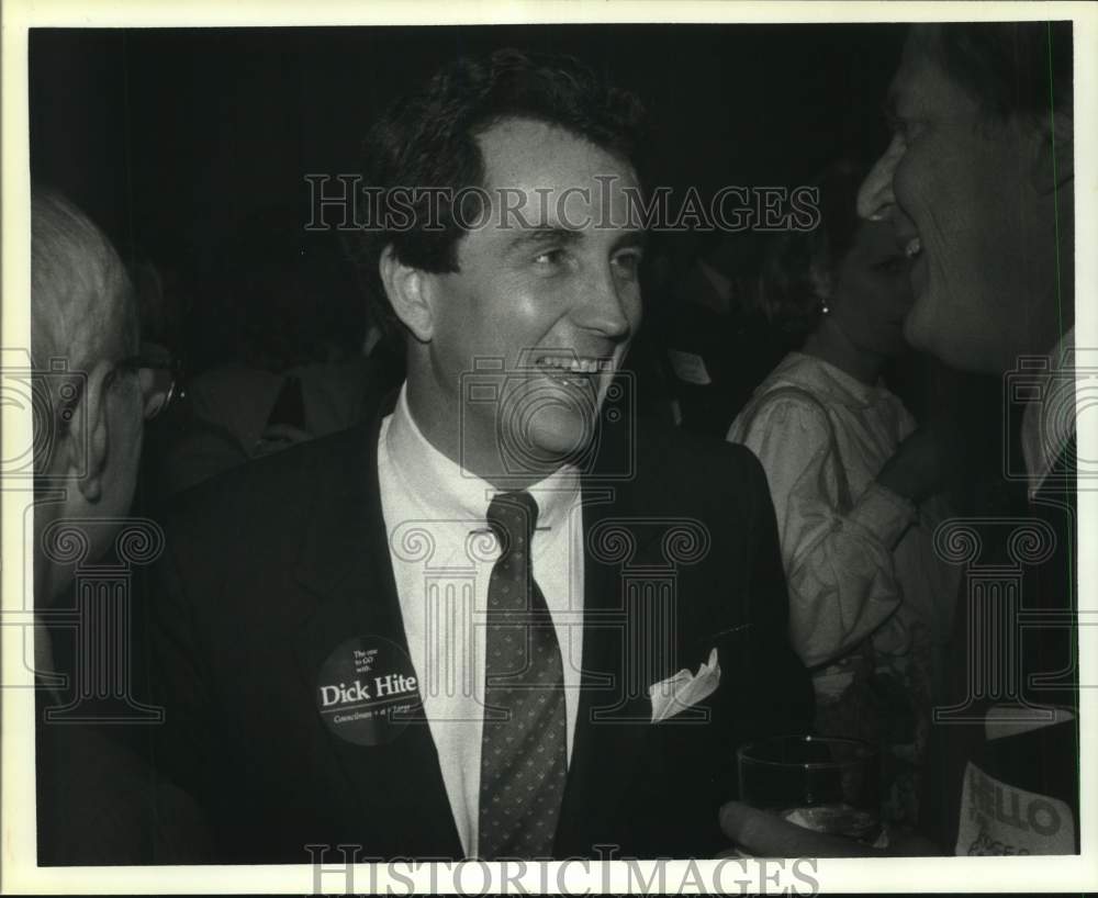 1985 Press Photo Dick Hite Houston City Council candidate talks with supporters.- Historic Images