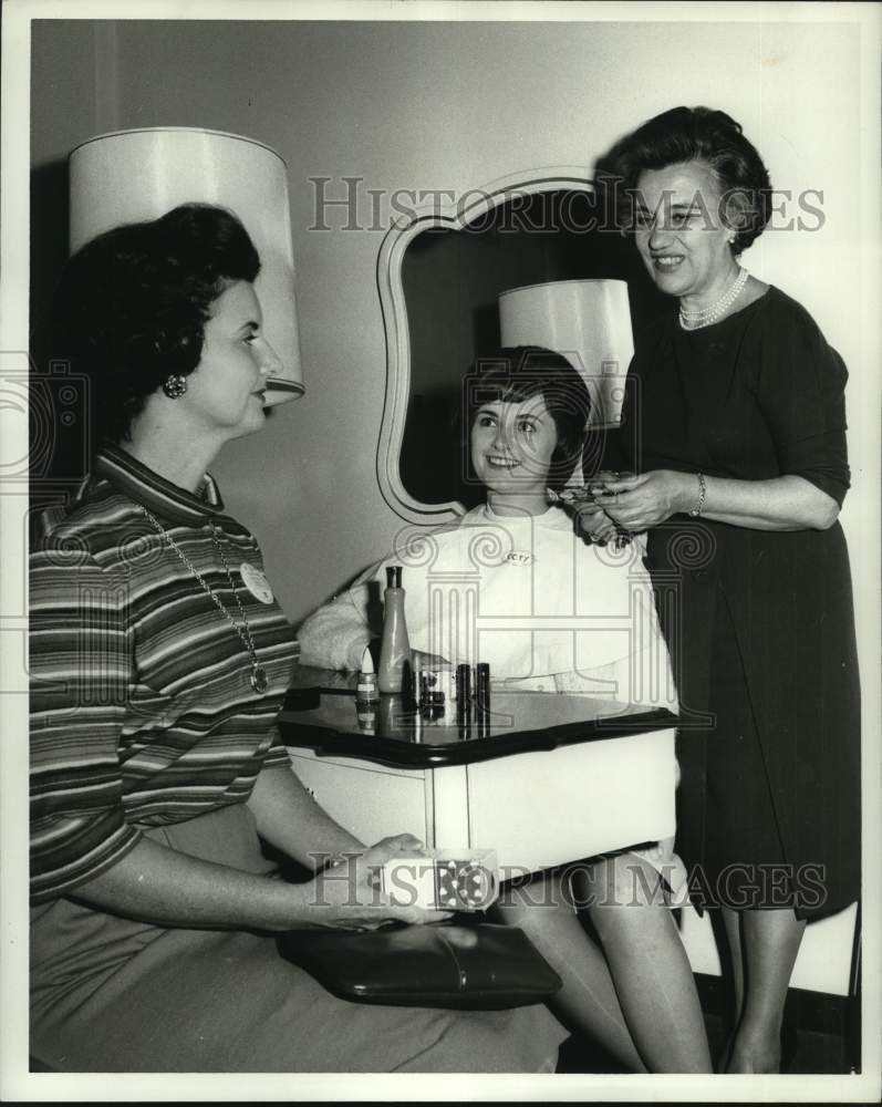 1963 Press Photo Miss Teenage America hopeful Patricia Hollis, mom &amp; advisor; TX- Historic Images