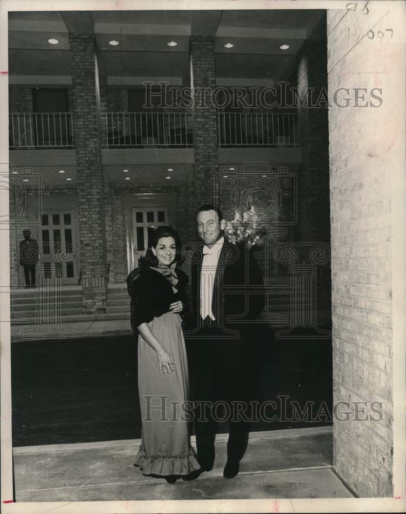 1969 Press Photo Ford and Patty Hubbard by remodeled River Oaks Country Club- Historic Images