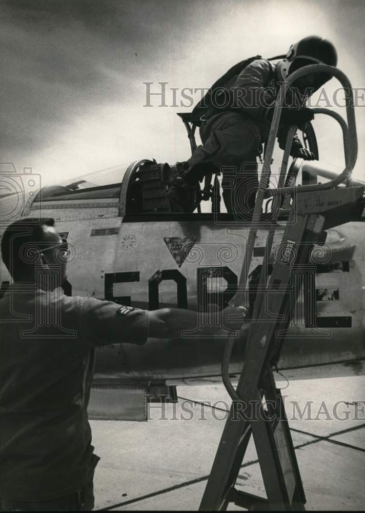 1964 Press Photo Air Force pilot trainee taxis his F104 airplane to a halt- Historic Images