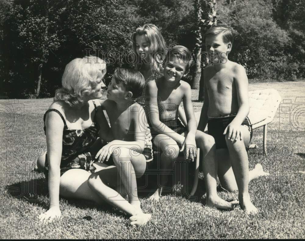 1962 Press Photo In bathing suits, Mrs. Jacques Mossler visits with children- Historic Images