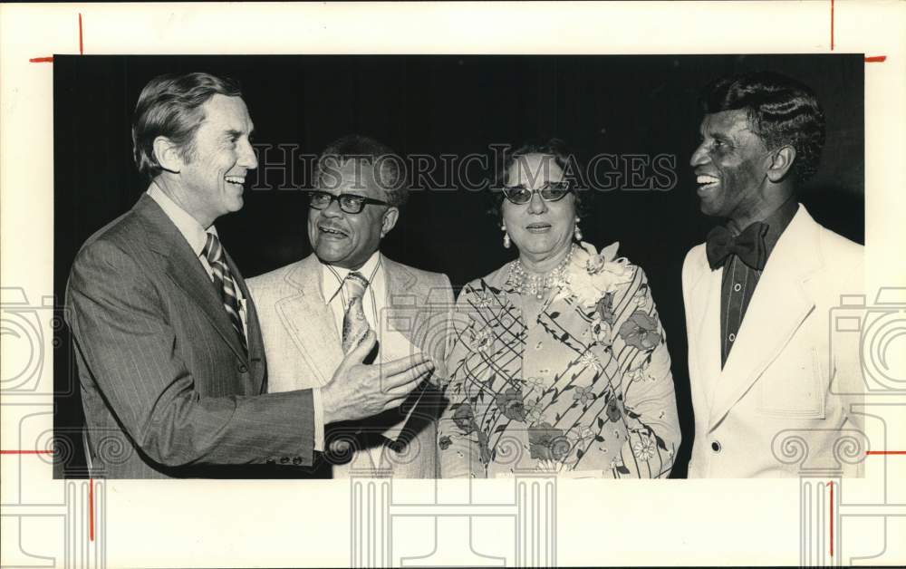 1974 Press Photo Senator Lloyd Bentsen congratulates Texas State U award winners- Historic Images