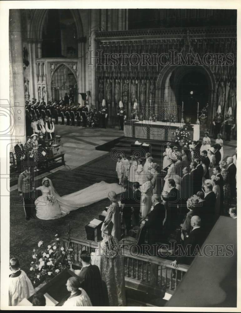 1961 Press Photo Katherine Worsley marries Duke of Kent in England cathedral- Historic Images