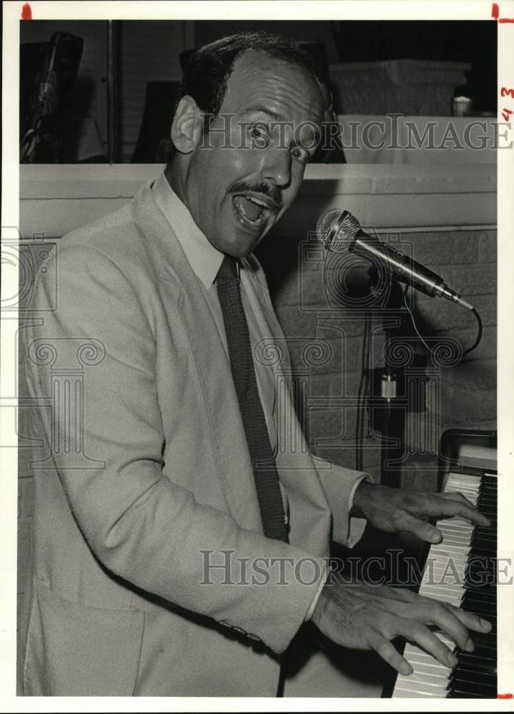 1982 Press Photo Houston entertainer Lee La Forge at the piano - hcb13263- Historic Images