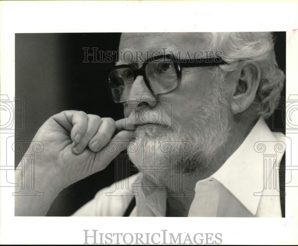 1992 Press Photo Seabrook Mayor Larry King at city council meeting. - hcb14180- Historic Images