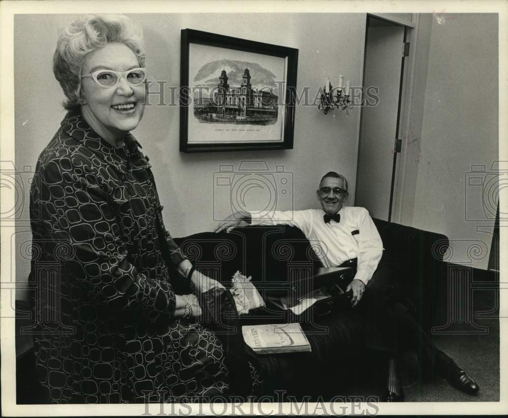 1971 Press Photo Merrills Lewis, Dir of Gilbert &amp; Lewis Society with his wife.- Historic Images