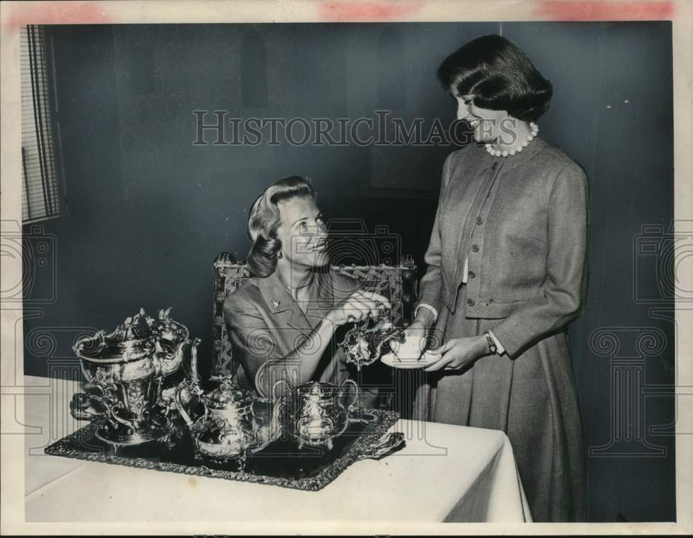 1960 Press Photo Mrs Max Levine is served a cup of tea by Jeanette Fairot.- Historic Images