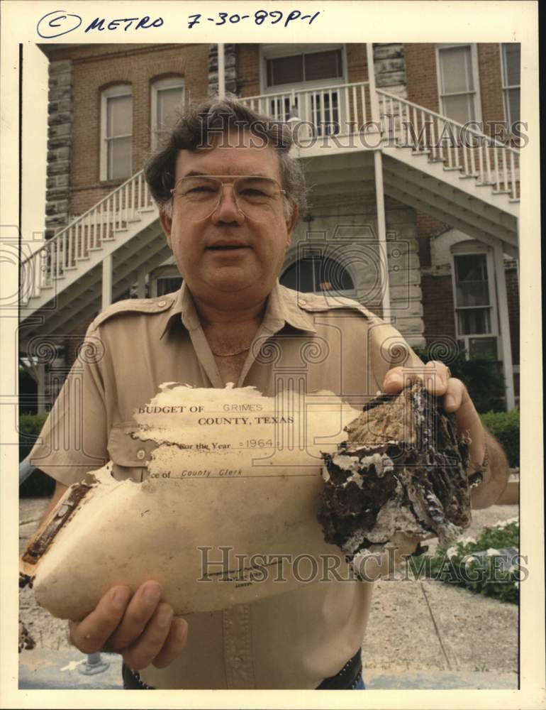 1989 Press Photo Mallard Marcus, Grimes County Commissioner holds eaten paper- Historic Images