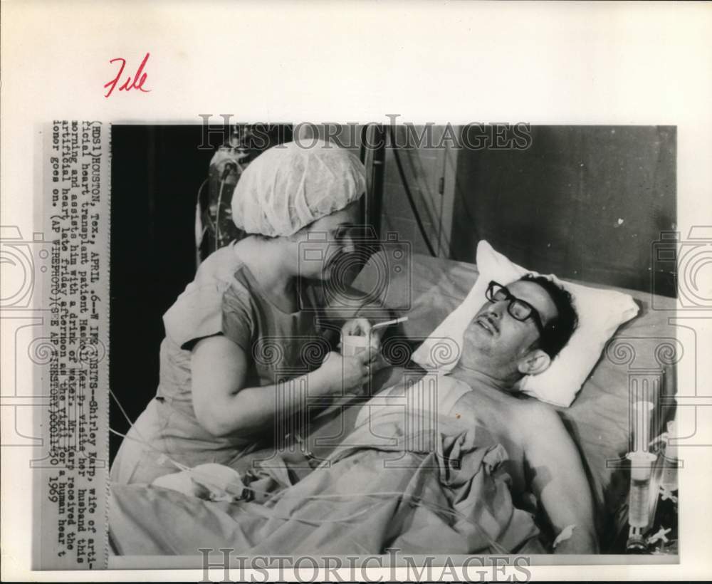 1969 Press Photo Shirley Karp visits artificial heart transplant patient.