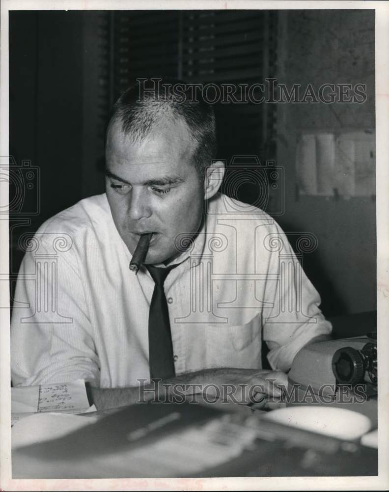 1968 Press Photo Bill Lee, Houston Chronicle reporter at City Room - hcb19243