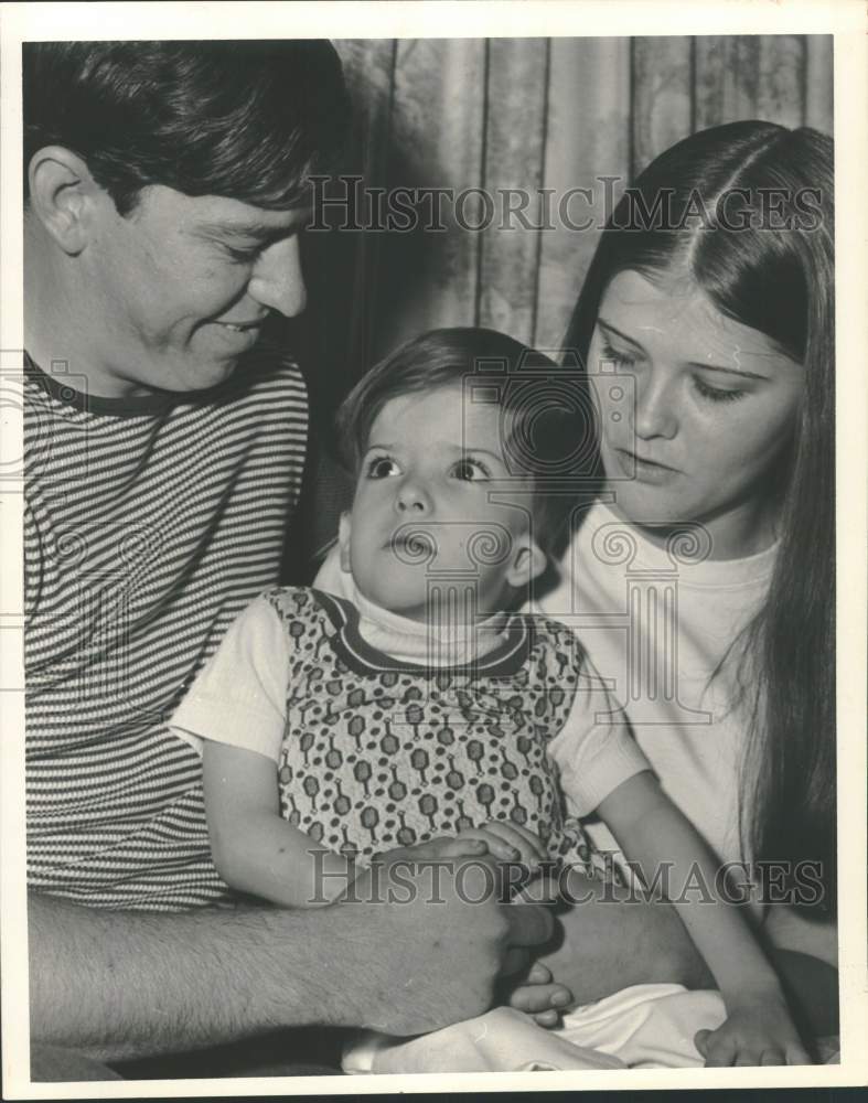 1973 Press Photo Mr. and Mrs. Carl Maples with son Albert in Pasadena,