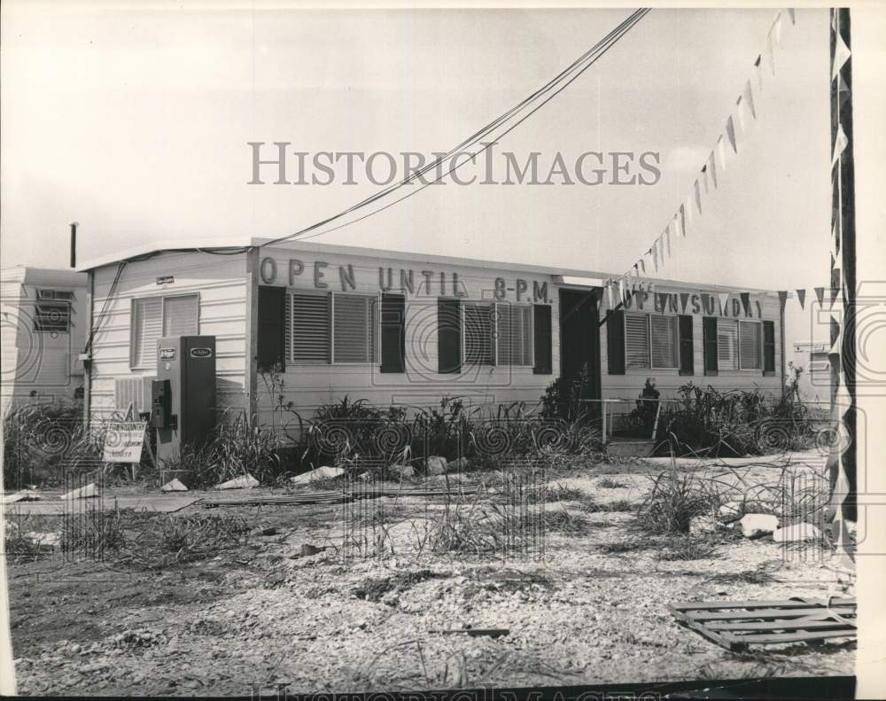 1964 Press Photo Melvin L. Powers, Trailer Sales office in Webster - hcb21301- Historic Images