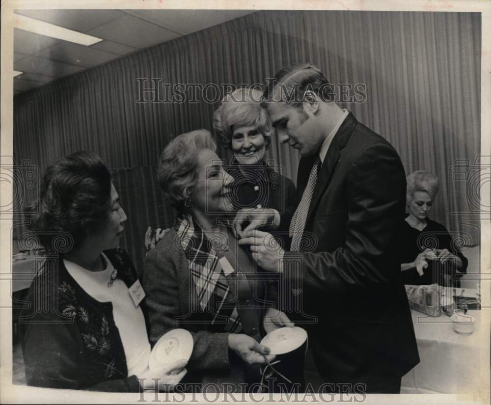 1970 Press Photo Johnny Peacock pins Mrs. Jessie Schindler at event - hcb22404- Historic Images