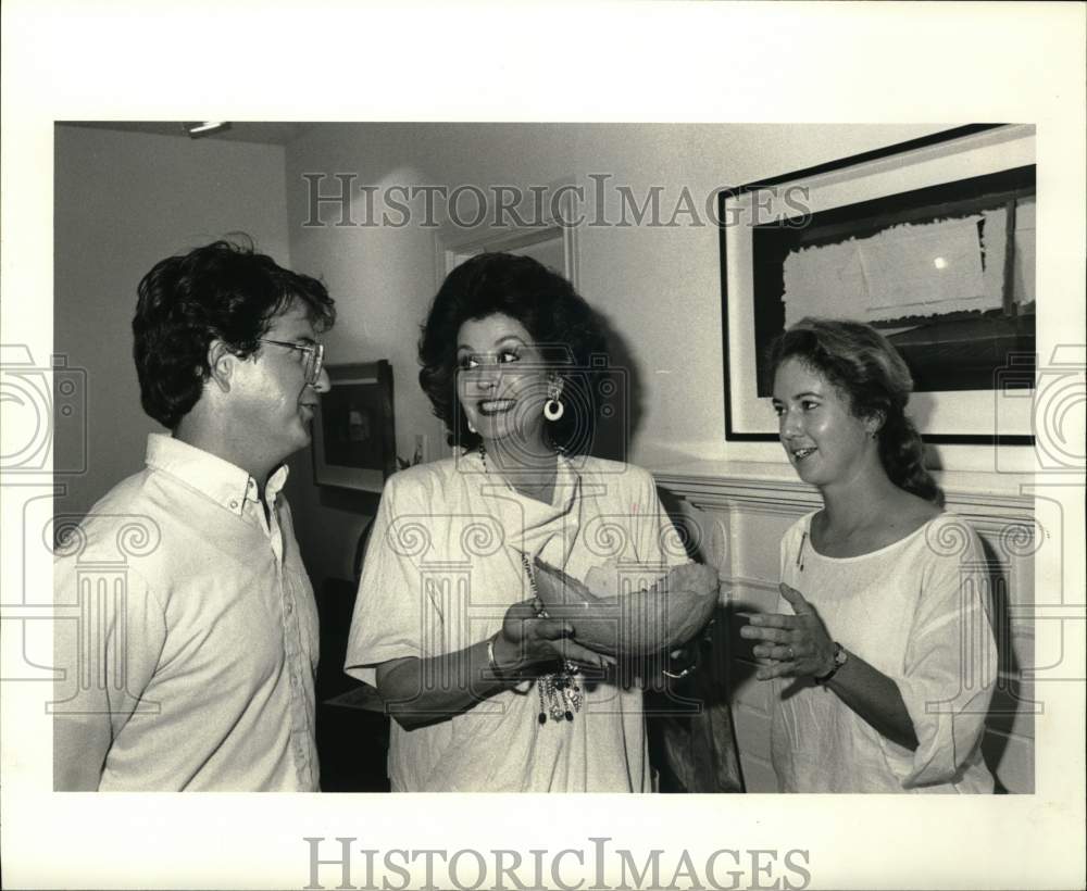 1984 Press Photo Ellen Penner and Thomas Hooker admire cast paper vessel- Historic Images