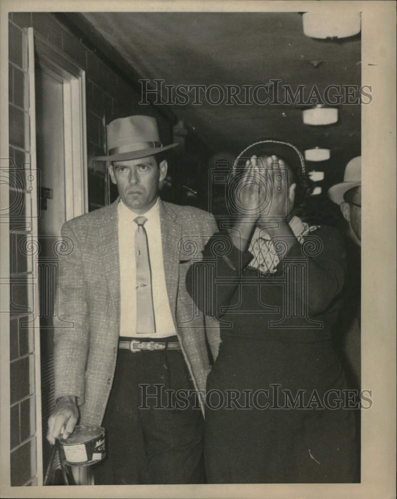 1960 Press Photo Attorney escorting his client to Federal Courthouse - hcb23290