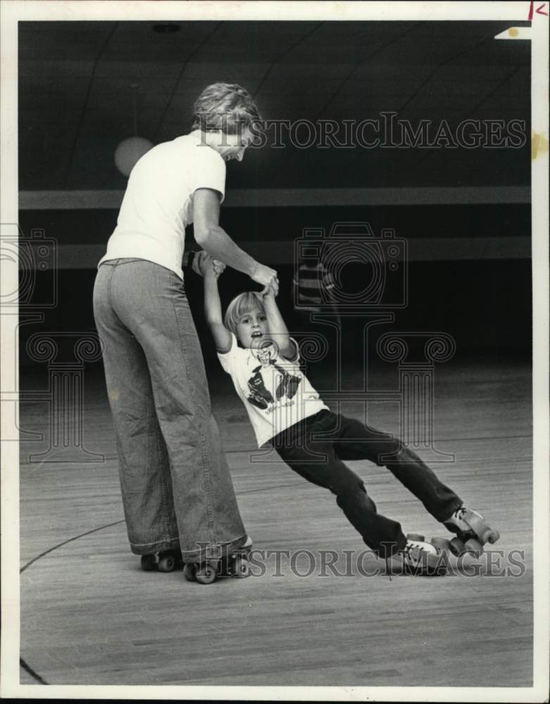 1976 Press Photo Madge Wellborn and son Brock partner in rollerskating- Historic Images