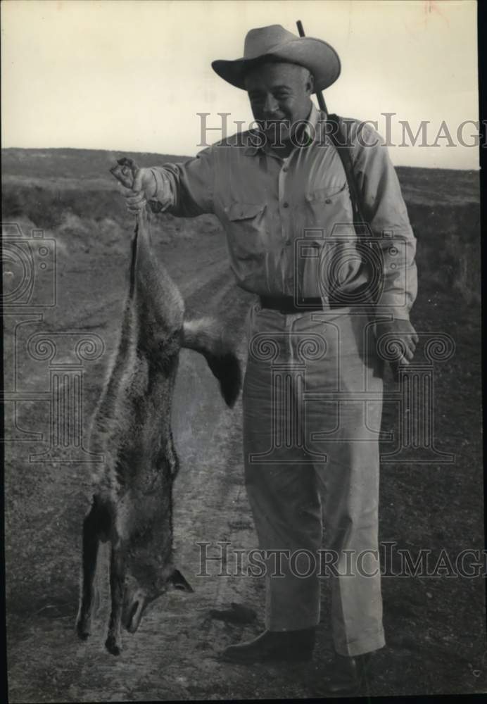 1963 Press Photo Louis Corbeau displays his coyote killed in Duval County- Historic Images