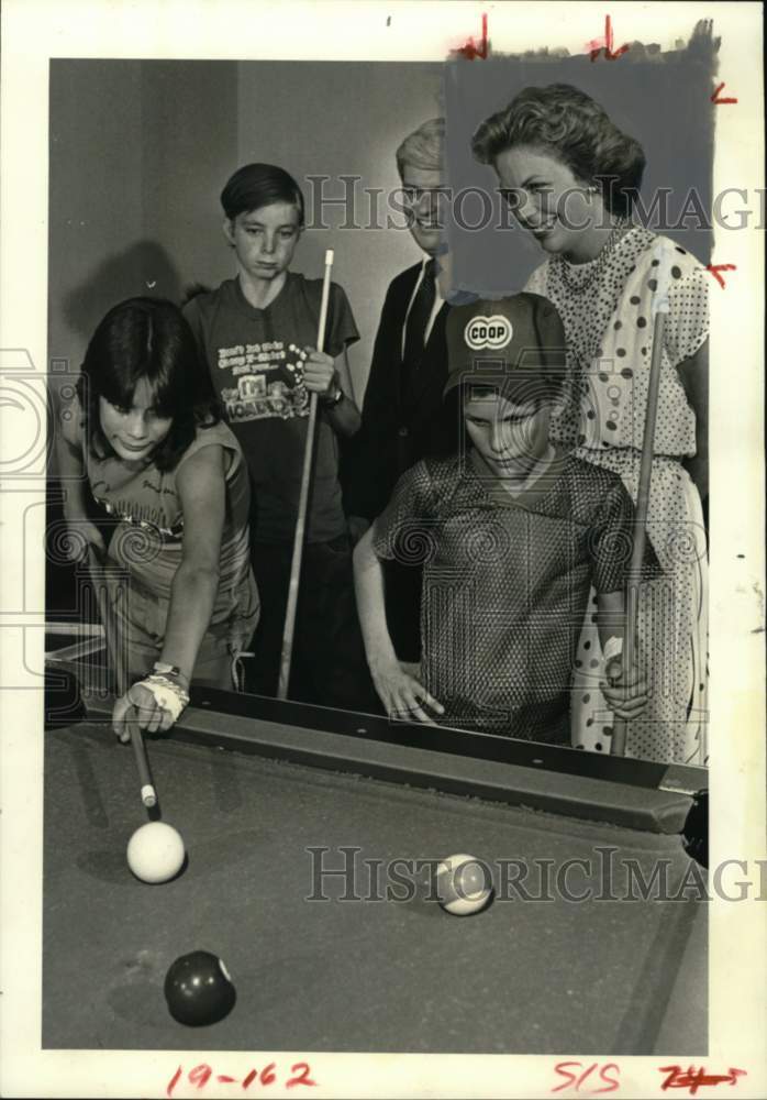 1983 Press Photo Russell and Elise Joseph watch hospital patients play pool- Historic Images