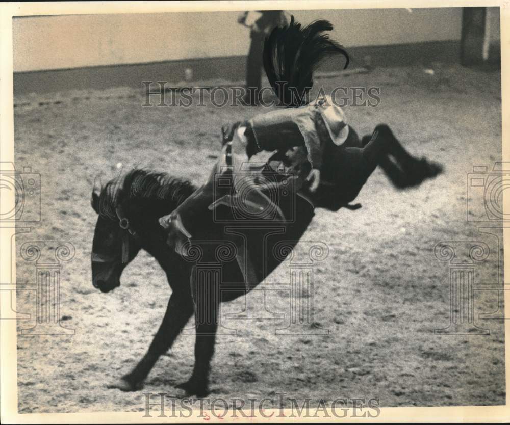 1963 Press Photo Bronc rider at the Houston Livestock Show &amp; Rodeo - hcb24066- Historic Images