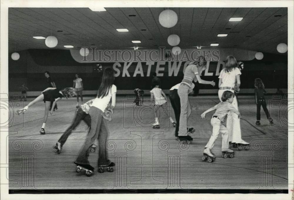 1976 Press Photo Skaters take part in a Skate-a-thon for muscular dystrophy- Historic Images