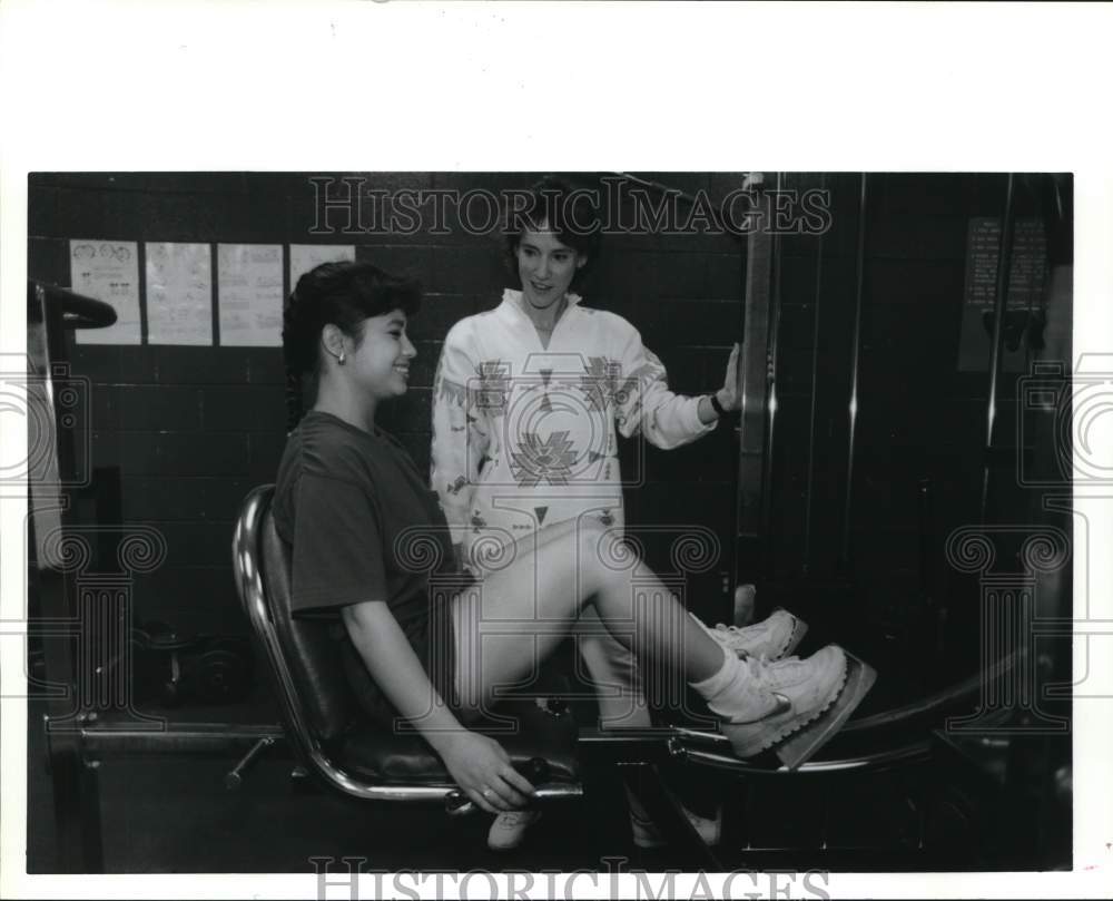 1988 Press Photo Paige Spiller lifts weights with her friend Diana Dela Rosa- Historic Images