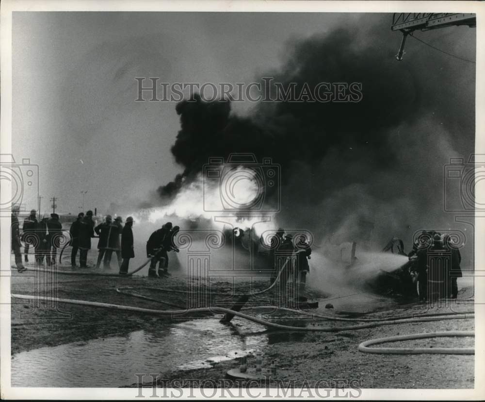 1968 Press Photo Firefighters containing raging fire during SWF Crash- Historic Images