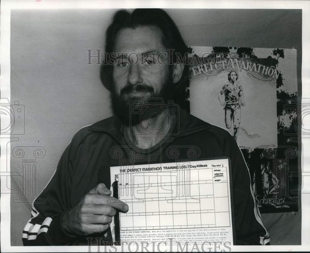 1981 Press Photo Michael Schreiber of Houston holds marathon training log- Historic Images