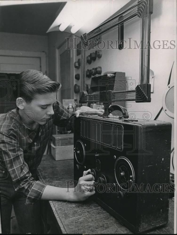 1964 Press Photo Nicky Sartain fiddles with dials of an early RCA portable radio- Historic Images