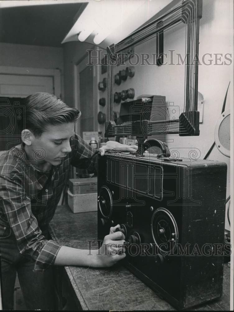 1964 Press Photo Nicky Sartain fiddles with dials of an early RCA ...