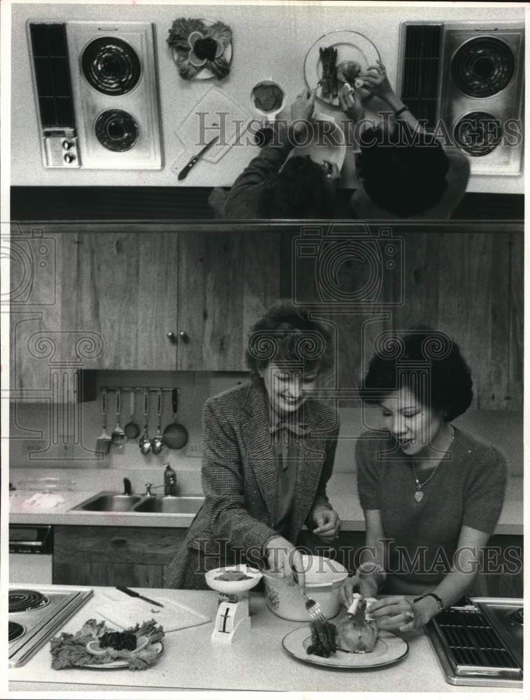 1980 Press Photo Lynn Scott and dietician Molly Gee prepare cornish game hen- Historic Images