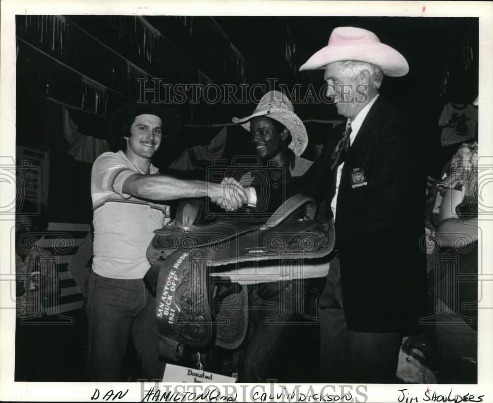 1981 Press Photo Rodeo stars Jim Shoulders awards Dan Hamilton- 2nd place trophy- Historic Images