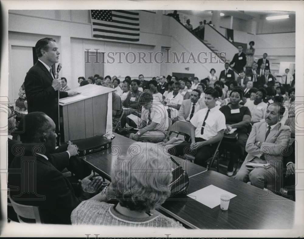 1966 Press Photo Sargent Shriver speaks at Hay headquarters. - hcb27677- Historic Images