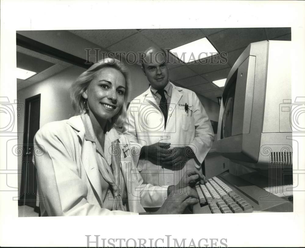 1988 Press Photo Cancer researchers Drs. Eva Singletary and John M. Jessup.- Historic Images