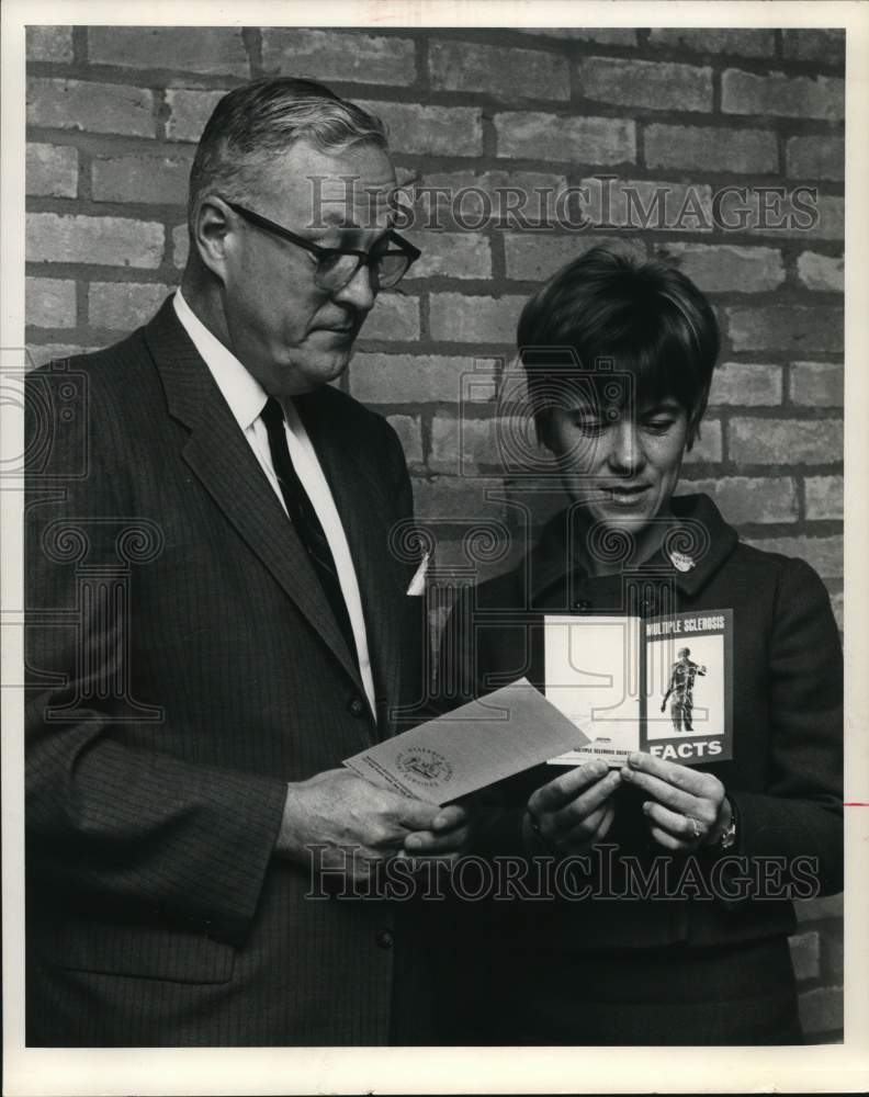 1967 Press Photo Pat McDivitt and William Seybold view Mothers' March brochure